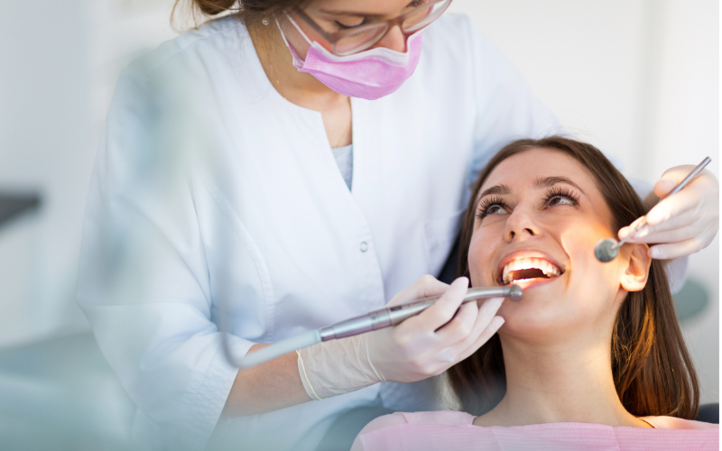 Dentista realizando atendimento em clínica odontologica segurada por responsabilidade civil